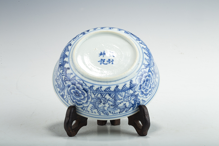 古玩陶瓷清晚·青花纏枝牡丹紋淺碗真品鑒賞圖