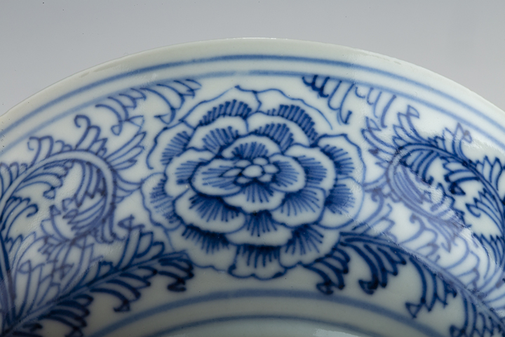 古玩陶瓷清晚·青花纏枝牡丹紋淺碗真品鑒賞圖