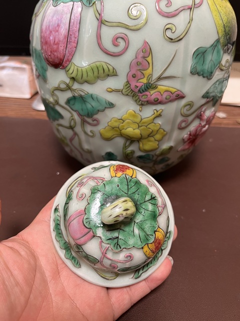 古玩陶瓷青釉粉彩瓜瓞綿綿蓋罐真品鑒賞圖