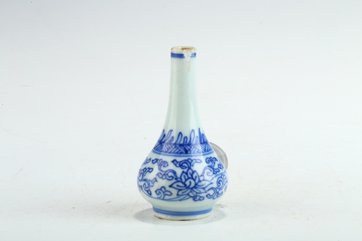 古玩陶瓷康熙·青花線描纏枝花卉紋小瓶拍賣，當前價格999元