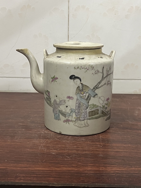 古玩陶瓷粉彩庭院侍女嬰幼紋茶壺真品鑒賞圖