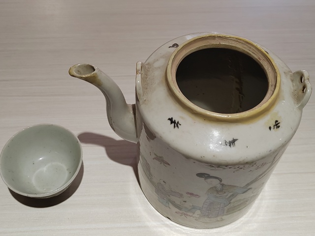 古玩陶瓷粉彩庭院侍女嬰幼紋茶壺真品鑒賞圖