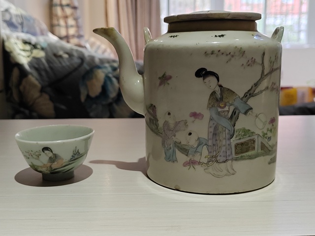 古玩陶瓷粉彩庭院侍女嬰幼紋茶壺真品鑒賞圖