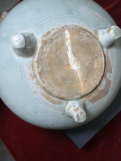 古玩陶瓷青釉三足香爐真品鑒賞圖