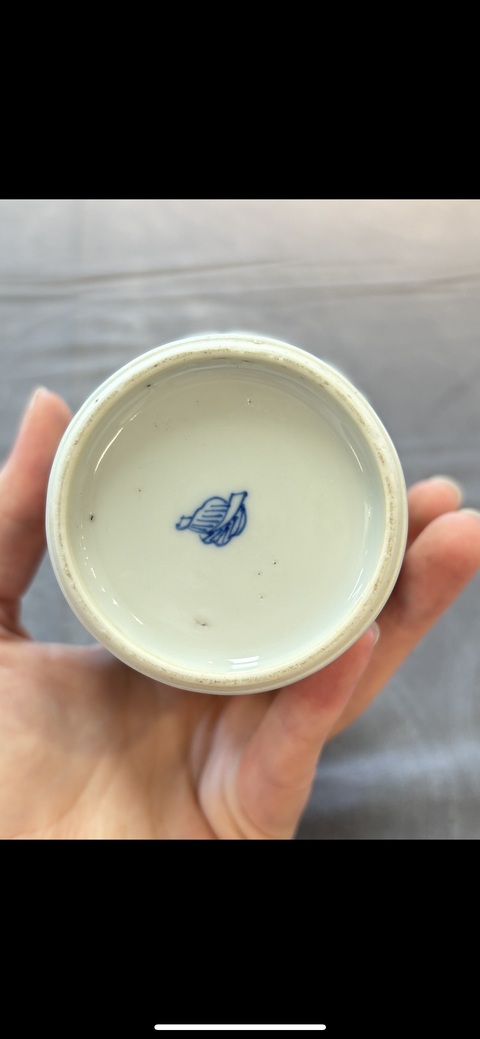 古玩陶瓷樹葉款仕女嬰戲紋描金環耳瓶真品鑒賞圖