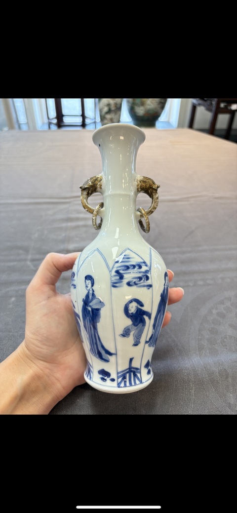 古玩陶瓷樹葉款仕女嬰戲紋描金環耳瓶真品鑒賞圖