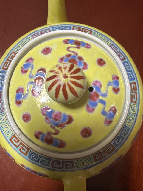 古玩陶瓷黃地粉彩福壽紋執壺真品鑒賞圖