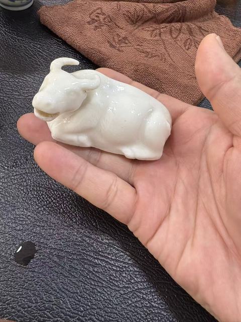 古玩陶瓷德化窯白釉臥牛真品鑒賞圖