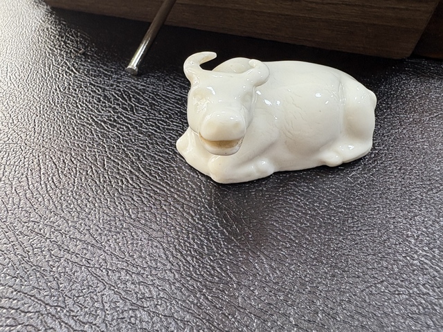 古玩陶瓷德化窯白釉臥牛真品鑒賞圖
