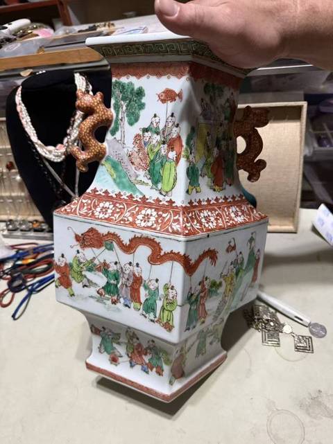 古玩陶瓷百子鬧春菱型瓶真品鑒賞圖