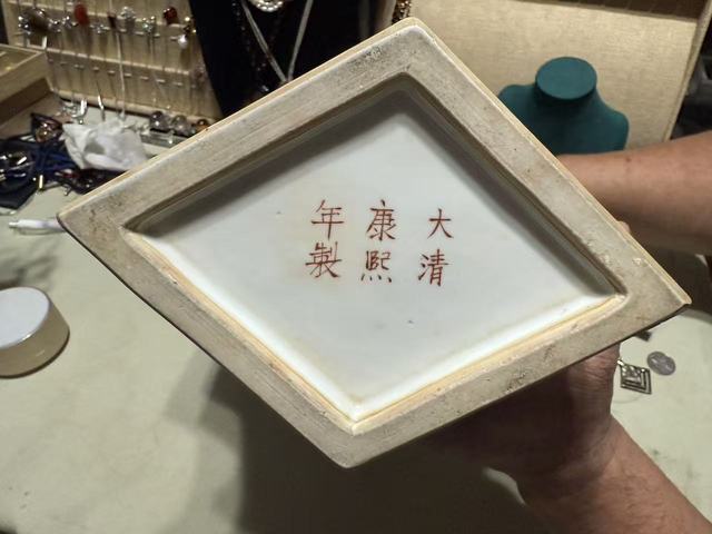 古玩陶瓷百子鬧春菱型瓶真品鑒賞圖