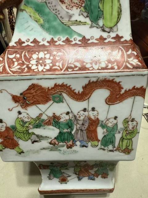 古玩陶瓷百子鬧春菱型瓶真品鑒賞圖