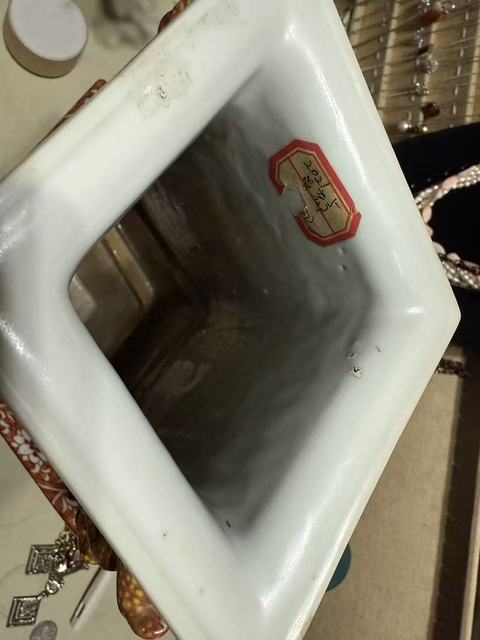 古玩陶瓷百子鬧春菱型瓶真品鑒賞圖
