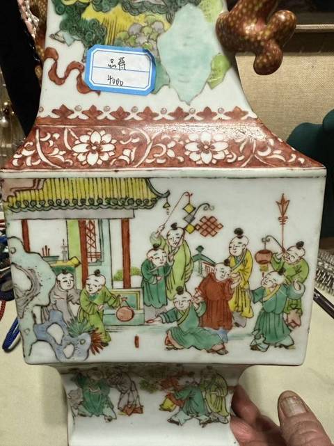 古玩陶瓷百子鬧春菱型瓶真品鑒賞圖