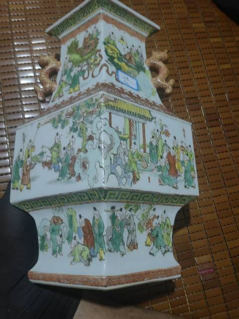 古玩陶瓷百子鬧春菱型瓶真品鑒賞圖