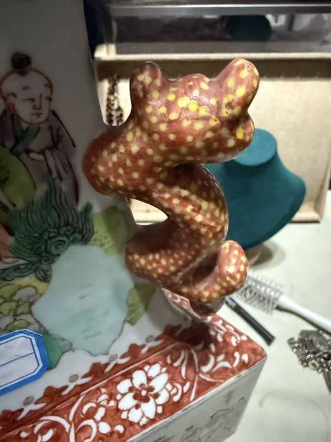 古玩陶瓷百子鬧春菱型瓶真品鑒賞圖