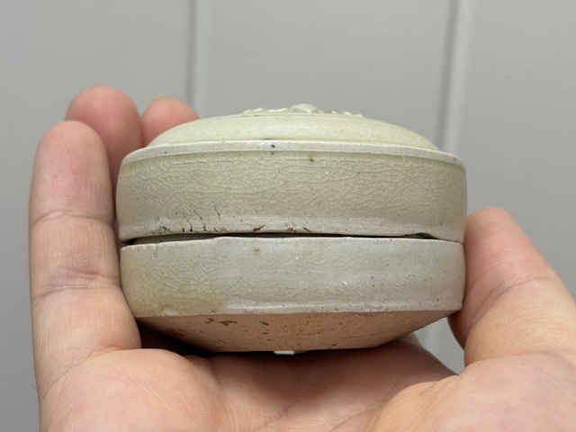 古玩陶瓷相州窯蝴蝶蓋盒真品鑒賞圖
