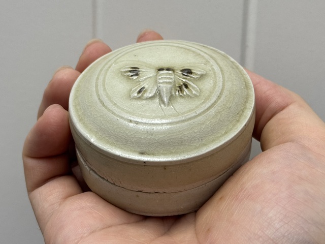 古玩陶瓷相州窯蝴蝶蓋盒真品鑒賞圖