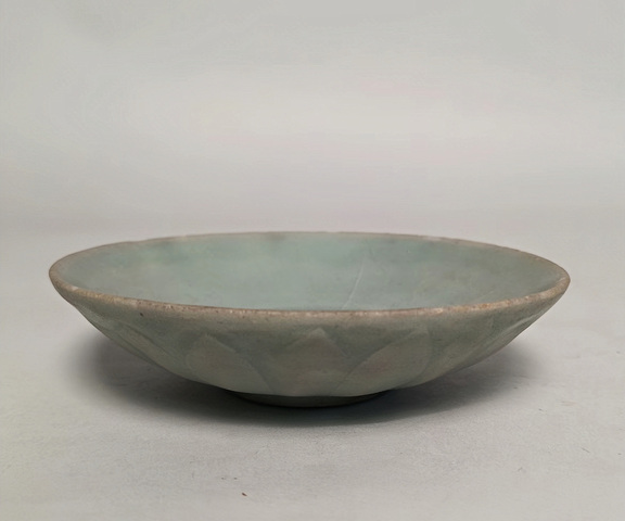 古玩陶瓷元末明初龍泉窯蓮瓣紋盤真品鑒賞圖