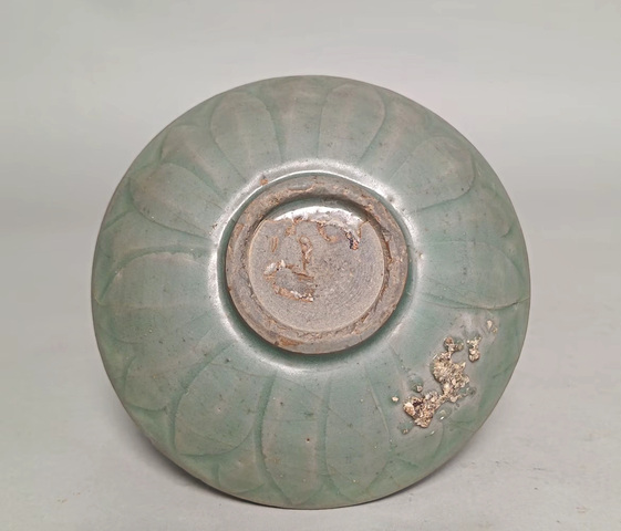 古玩陶瓷元末明初龍泉窯蓮瓣紋盤真品鑒賞圖