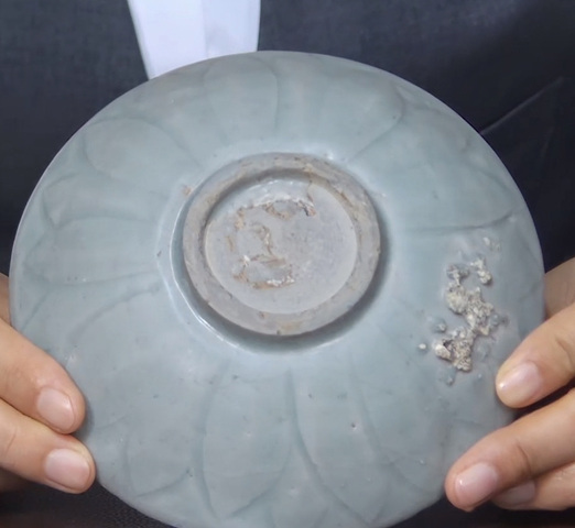 古玩陶瓷元末明初龍泉窯蓮瓣紋盤真品鑒賞圖