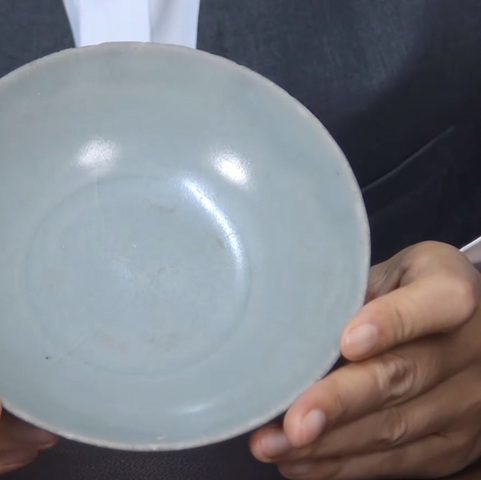 古玩陶瓷元末明初龍泉窯蓮瓣紋盤真品鑒賞圖