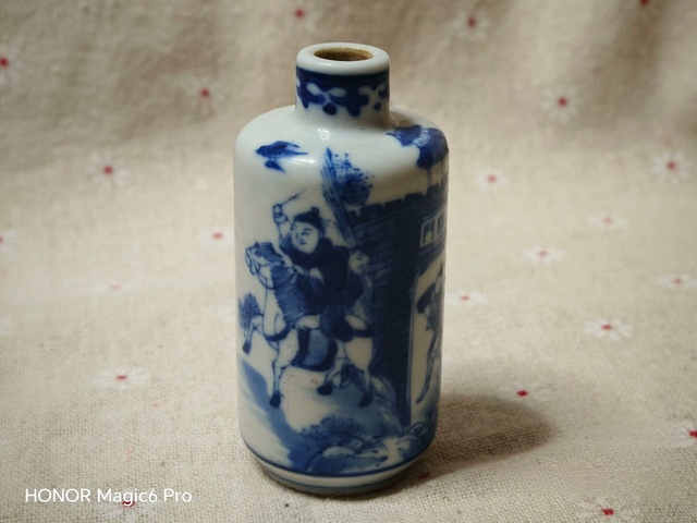 古玩陶瓷青花人物故事鼻煙壺真品鑒賞圖