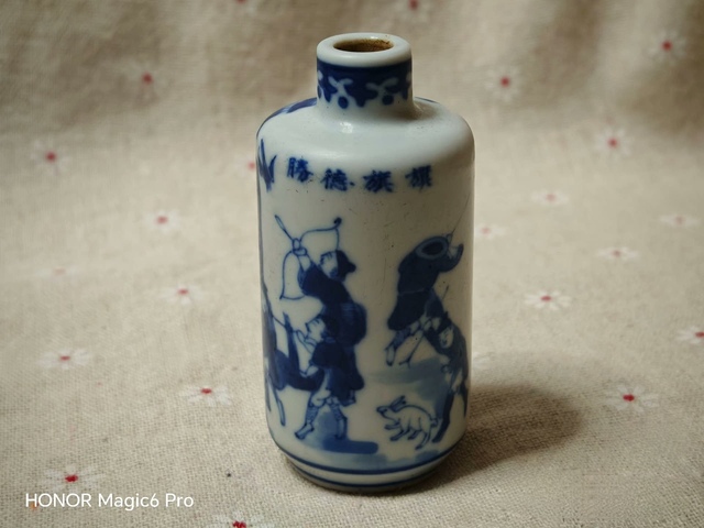 古玩陶瓷青花人物故事鼻煙壺真品鑒賞圖