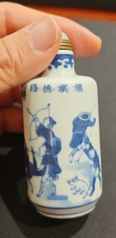 古玩陶瓷青花人物故事鼻煙壺真品鑒賞圖
