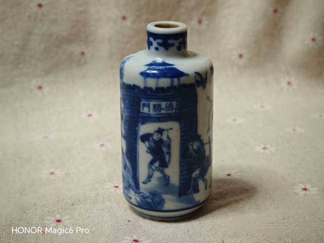 古玩陶瓷青花人物故事鼻煙壺真品鑒賞圖