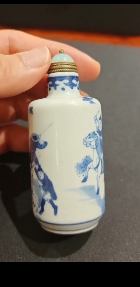 古玩陶瓷青花人物故事鼻煙壺真品鑒賞圖
