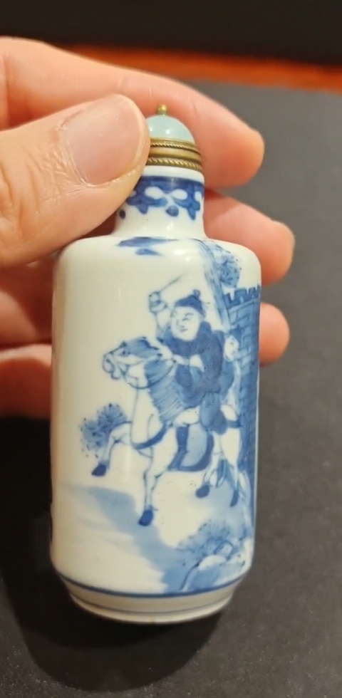 古玩陶瓷青花人物故事鼻煙壺真品鑒賞圖
