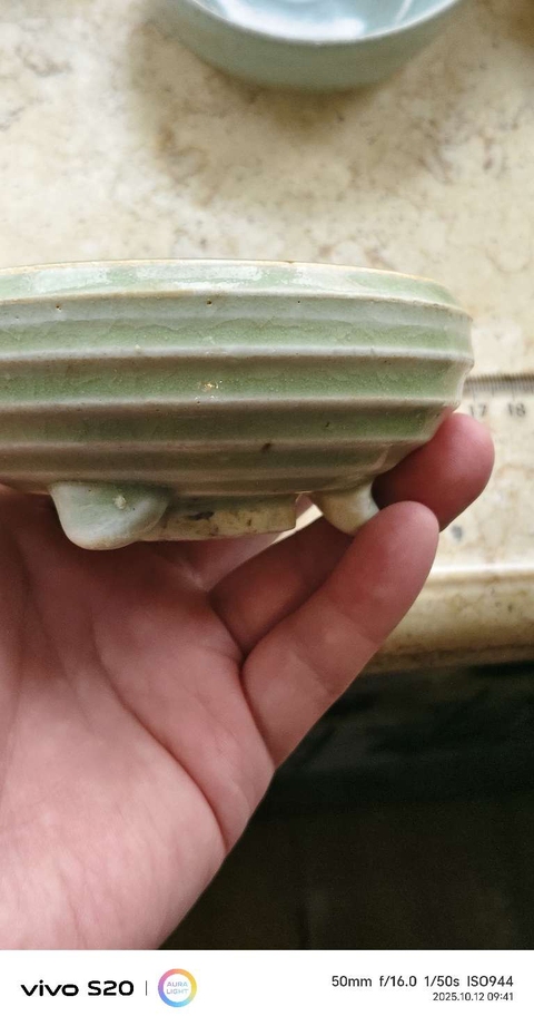古玩陶瓷青釉炫紋三足爐真品鑒賞圖