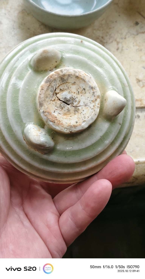 古玩陶瓷青釉炫紋三足爐真品鑒賞圖