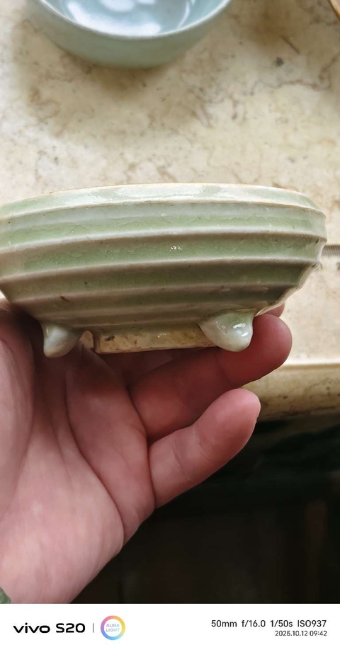 古玩陶瓷青釉炫紋三足爐真品鑒賞圖