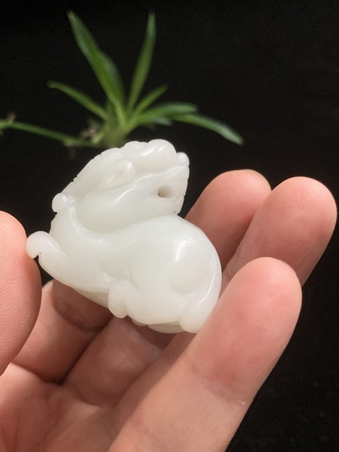 古玩玉器和田玉雕“瑞獸”把件真品鑒賞圖