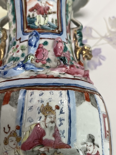 古玩陶瓷粉彩人物故事雙耳瓶真品鑒賞圖