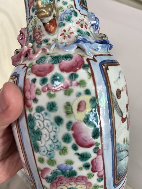 古玩陶瓷粉彩人物故事雙耳瓶真品鑒賞圖