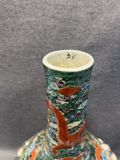 古玩陶瓷五彩堆塑八仙人物天球瓶真品鑒賞圖