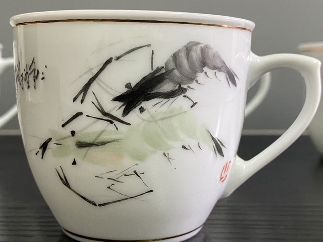 古玩陶瓷粉彩畫蝦紋杯真品鑒賞圖