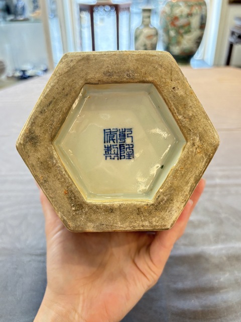 古玩陶瓷青花折枝花卉紋六方瓶真品鑒賞圖