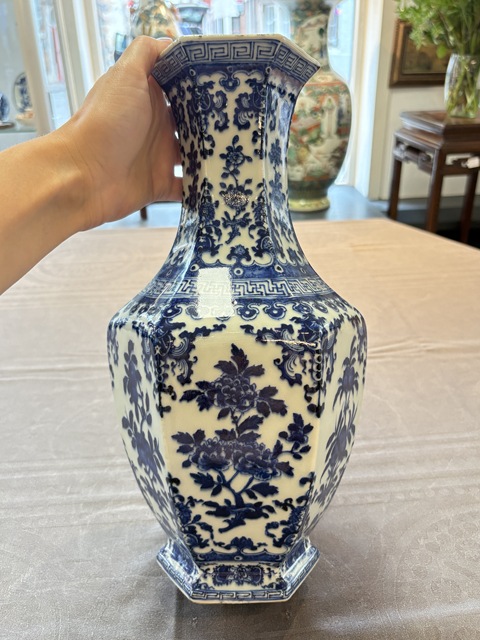 古玩陶瓷青花折枝花卉紋六方瓶真品鑒賞圖