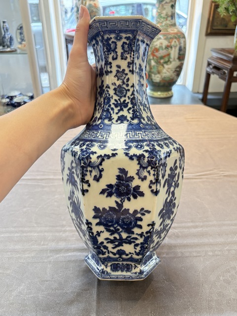 古玩陶瓷青花折枝花卉紋六方瓶真品鑒賞圖