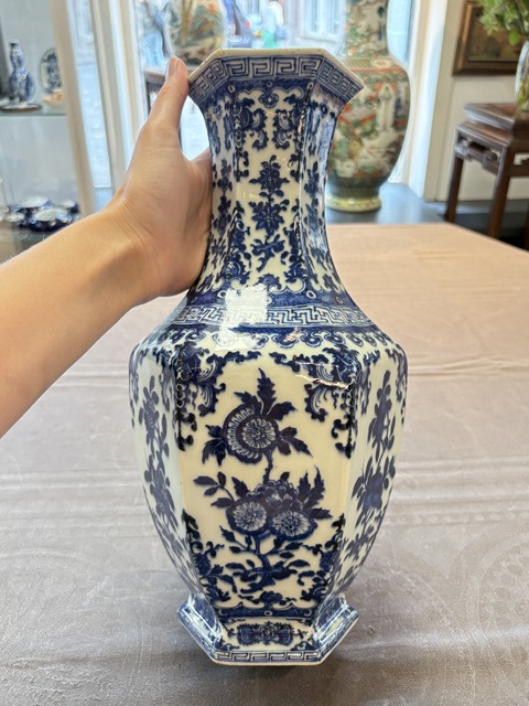 古玩陶瓷青花折枝花卉紋六方瓶真品鑒賞圖