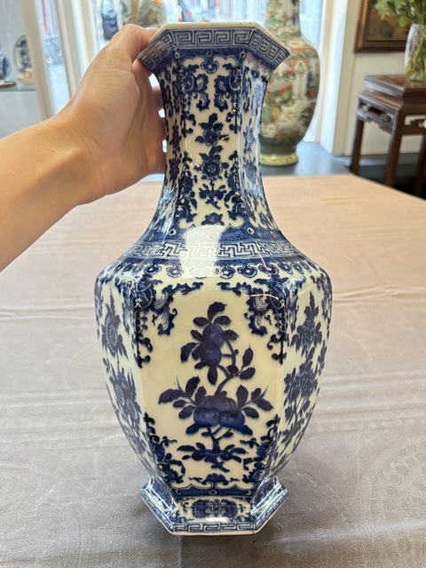 古玩陶瓷青花折枝花卉紋六方瓶真品鑒賞圖