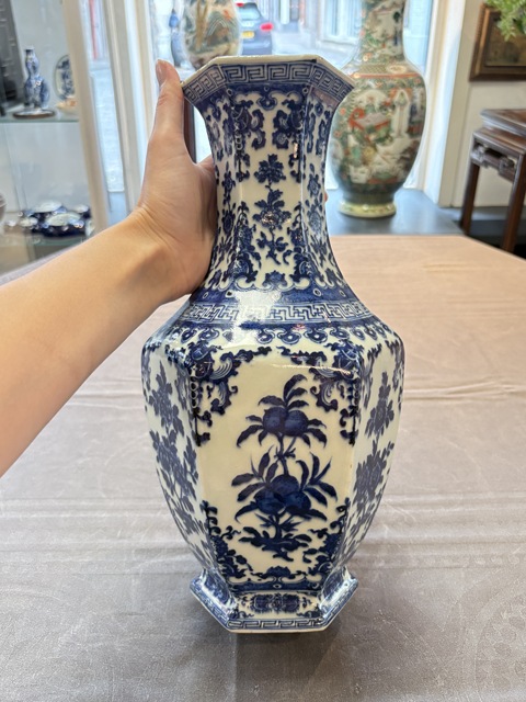 古玩陶瓷青花折枝花卉紋六方瓶真品鑒賞圖
