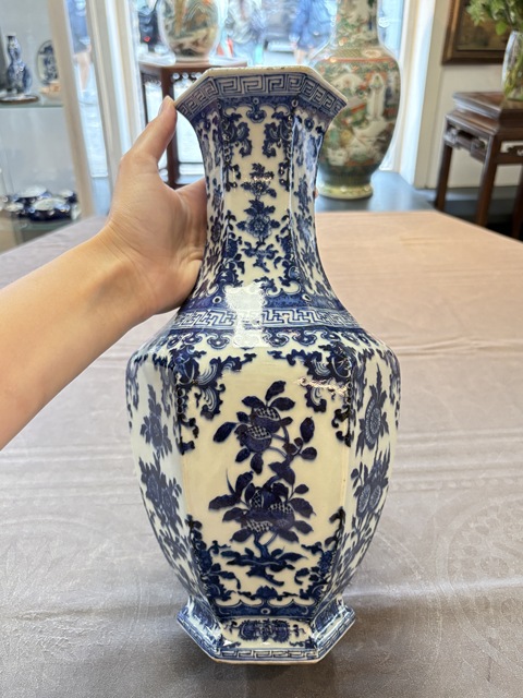 古玩陶瓷青花折枝花卉紋六方瓶真品鑒賞圖
