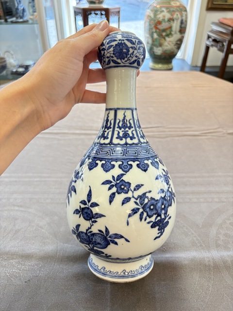 古玩陶瓷青花三多紋蒜頭瓶真品鑒賞圖