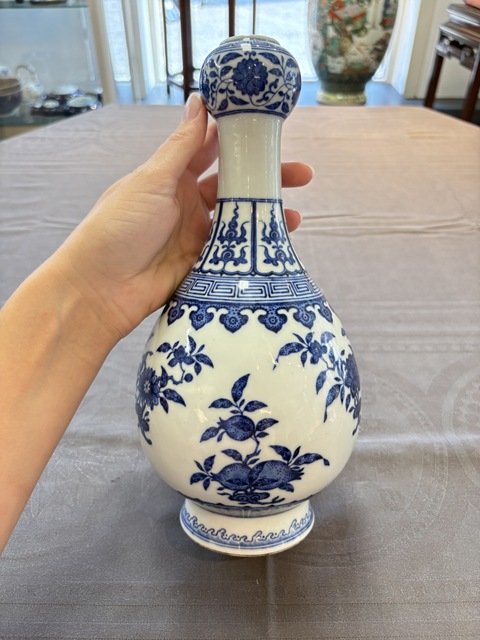 古玩陶瓷青花三多紋蒜頭瓶真品鑒賞圖