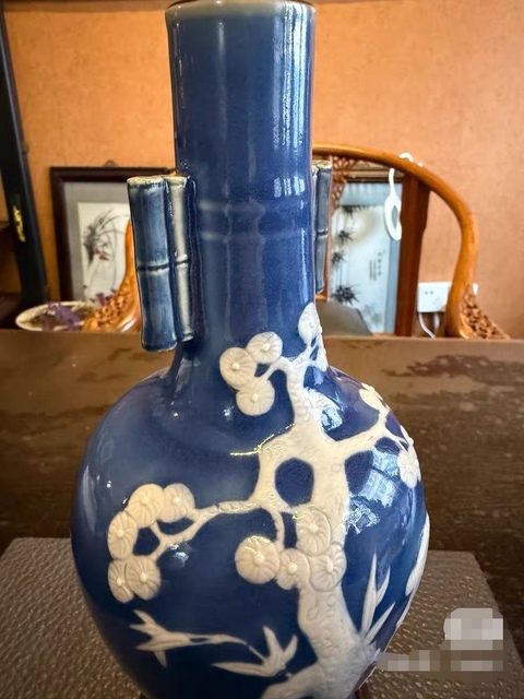 古玩陶瓷清中期 藍釉堆白松鹿圖貫耳瓶真品鑒賞圖